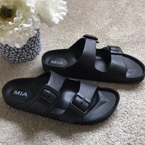 Mia black rubber sandals sz7